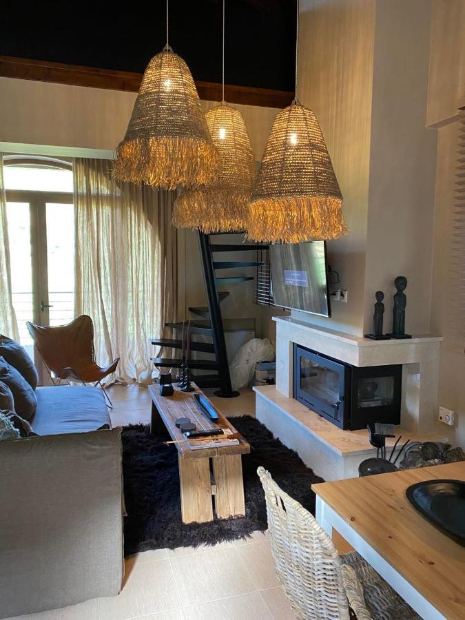 Luxurious Maisonette In The Countryside With A Pool 칼라브리타 외부 사진