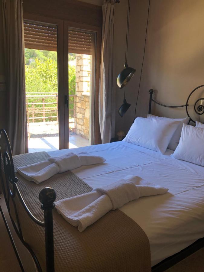 Luxurious Maisonette In The Countryside With A Pool 칼라브리타 외부 사진